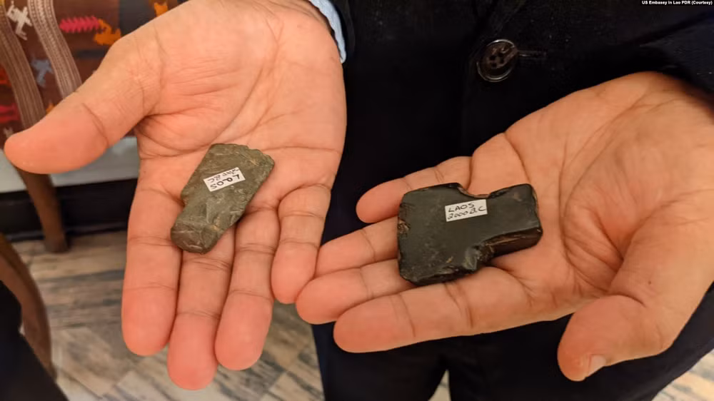 Les États-Unis restituent d'anciens outils en pierre au Laos ảnh 1