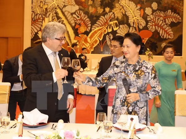 Le président du Conseil des États de la Confédération suisse termine sa visite au Vietnam ảnh 1