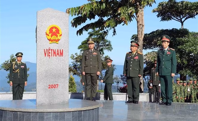 Le premier échange d'amitié de la défense frontalière Vietnam-Laos-Cambodge ảnh 1