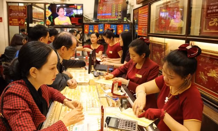 Le PM ordonne des mesures rapides pour stabiliser le marché intérieur de l'or ảnh 1