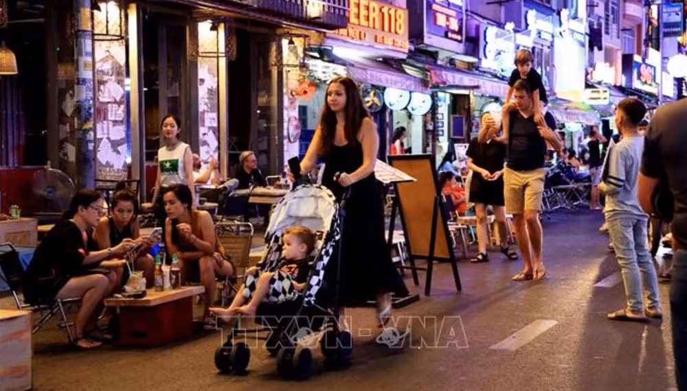 Ho Chi Minh-Ville, première ville au monde à proposer des visites en bus à impériale 24 h/24 et 7 jours/7 ảnh 2
