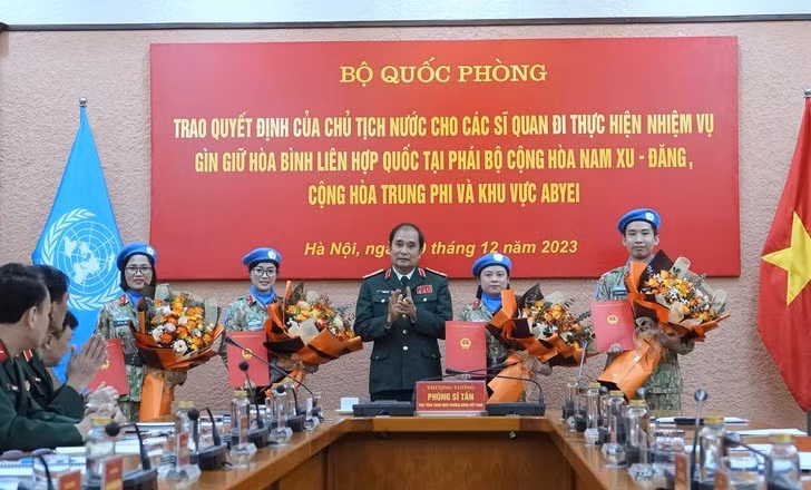 Le Vietnam envoie quatre officiers supplémentaires au service des opérations de maintien de la paix de l'ONU ảnh 1 Le Vietnam envoie quatre officiers supplémentaires au service des opérations de maintien de la paix de l'ONU ảnh 1