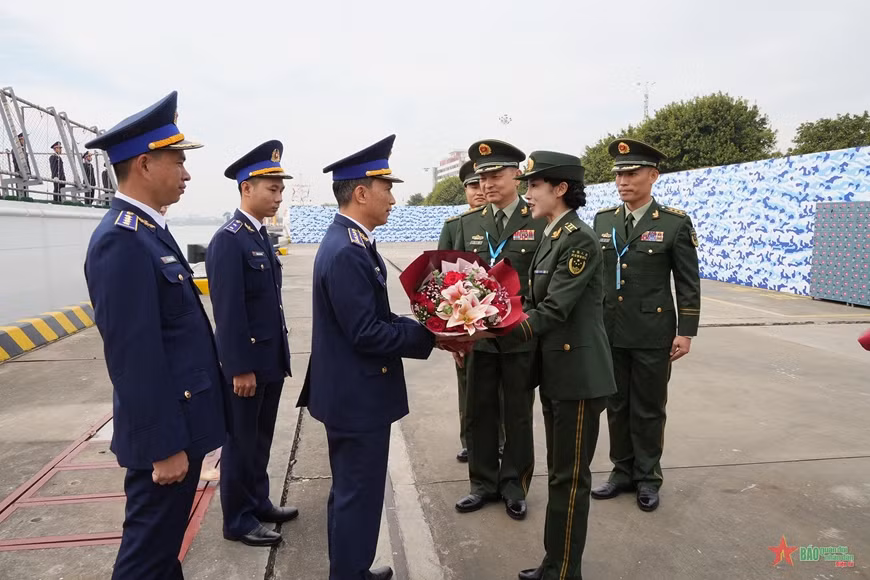 Un navire des garde-côtes vietnamiens visite la ville chinoise de Guangzhou ảnh 1