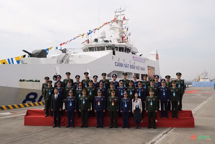 Un navire des garde-côtes vietnamiens visite la ville chinoise de Guangzhou ảnh 2