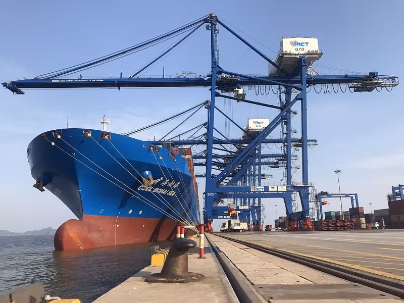 Le port maritime international de Hai Phong accueille un porte-conteneur de 120.000 tonnes ảnh 1