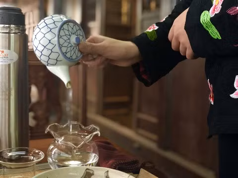 Visite d’une maison de thé traditionnel au cœur de Hanoï ảnh 2