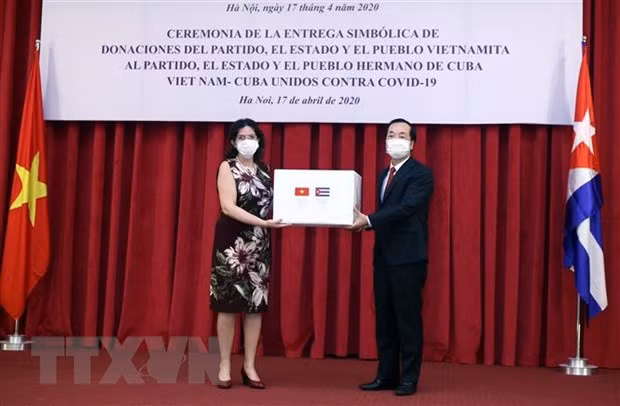 Le Vietnam et Cuba coopèrent dans la lutte contre le COVID-19 ảnh 1