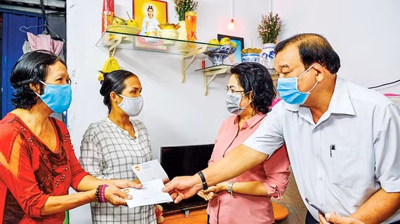 COVID-19: une aide initiale en faveur de 78.000 chômeurs à HCM-Ville ảnh 1