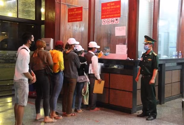 Les provinces vietnamienne et laotienne renforcent leur coordination dans la lutte anti-COVID-19 ảnh 1