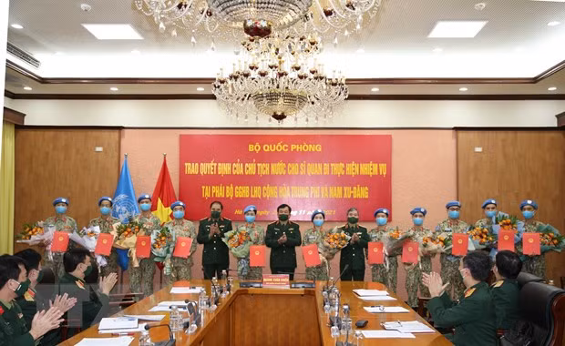 Douze autres officiers vietnamiens participent aux opérations onusiennes ảnh 1
