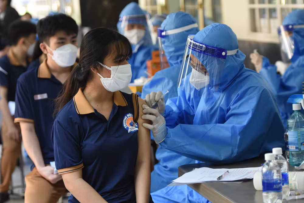 COVID-19 : le Vietnam dépasse de nombreux pays de la région en termes de taux de vaccination ảnh 2