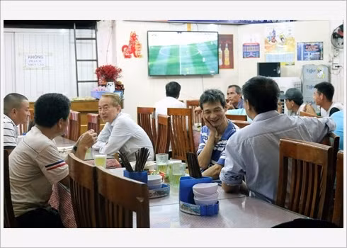 Mondial-2018: la passion carabinée des supporters vietnamiens à Hanoï ảnh 1