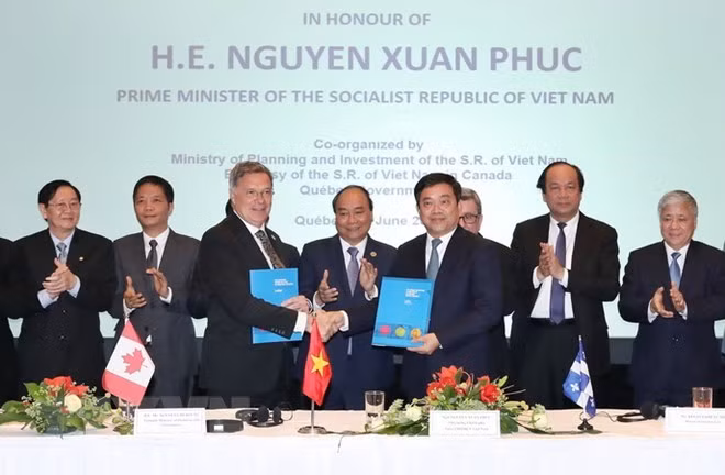 Le PM à la cérémonie de signature de remise des mémorandums de coopération Vietnam-Canada ảnh 1