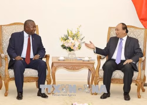 Le Premier ministre Nguyen Xuan Phuc reçoit l’ambassadeur mozambicain ảnh 1