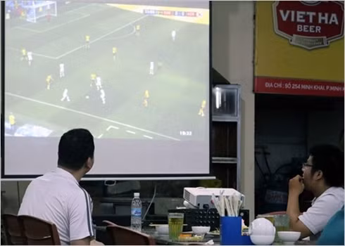 Mondial-2018: la passion carabinée des supporters vietnamiens à Hanoï ảnh 2