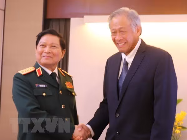 Shangri-La 2018 : le ministre Ngo Xuan Lich rencontre des représentants de différents pays ảnh 1