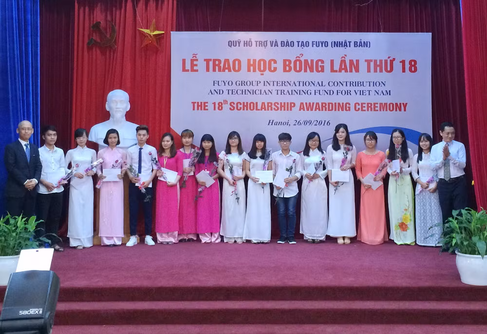 Remise de bourses d'études japonaises Fuyo à 80 étudiants brillants ảnh 1