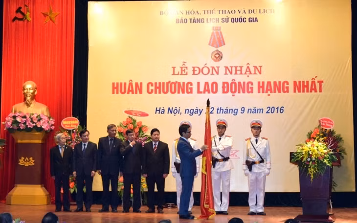 Remise de l’Ordre du Travail de première classe au Musée national d’Histoire du Vietnam ảnh 1