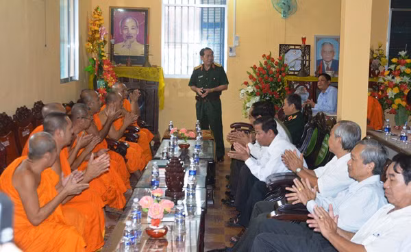 Remise de cadeaux aux Khmers en l'honneur de la fête Sene Dolta ảnh 1