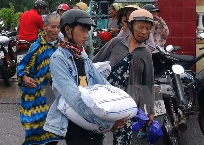Subvention de riz pour les pêcheurs de Quang Tri victimes de l’incident Formosa ảnh 1