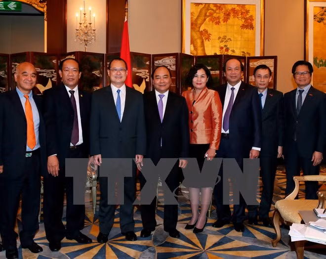 Le PM Nguyen Xuan Phuc rencontre des entrepreneurs hongkongais ảnh 1