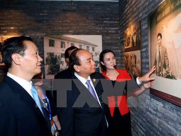 Le PM Nguyen Xuan Phuc se rend dans plusieurs établissements au Guangxi ảnh 1
