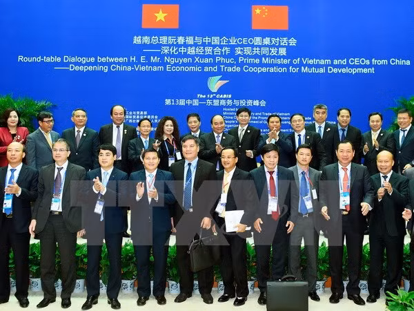 Le Premier ministre dialogue avec des hommes d'affaires chinois ảnh 1