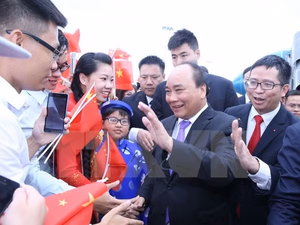 CAEXPO 2016 : le PM Nguyen Xuan Phuc assiste à la cérémonie d’inauguration des stands vietnamiens ảnh 1
