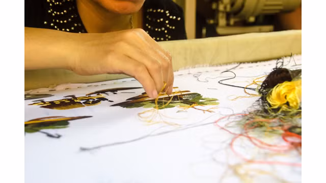  La broderie, une peinture à l’aiguille préservée au village de Quât Dông ảnh 2
