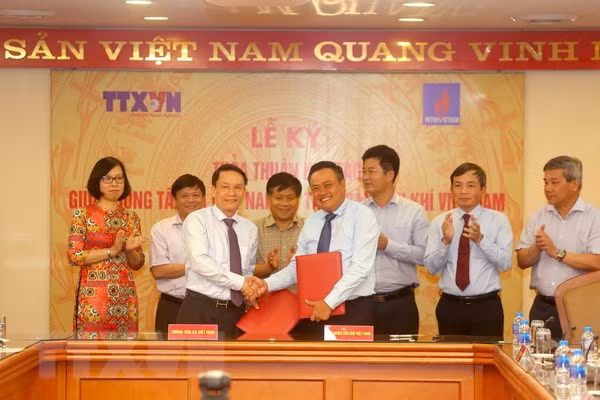 L’Agence vietnamienne d’Information et PetroVietnam signent un accord de coopération ảnh 1