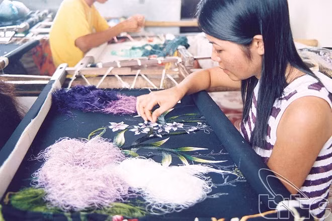  La broderie, une peinture à l’aiguille préservée au village de Quât Dông ảnh 3