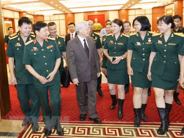 Le leader du PCV Nguyên Phu Trong reçoit des syndicalistes de l’Armée ảnh 1