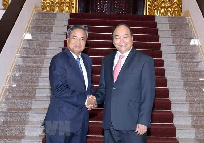 Le PM Nguyên Xuân Phuc promet plus de soutien à la formation au Laos ảnh 1