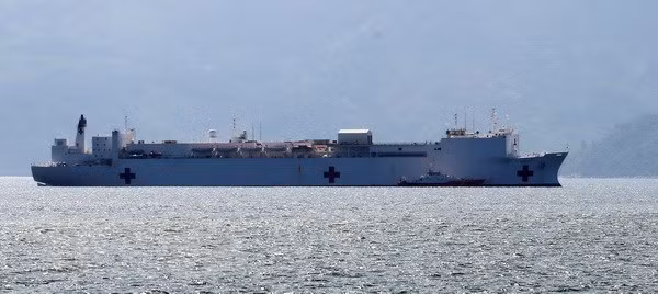 Le navire-hôpital américain USNS Mercy à Nha Trang ảnh 1