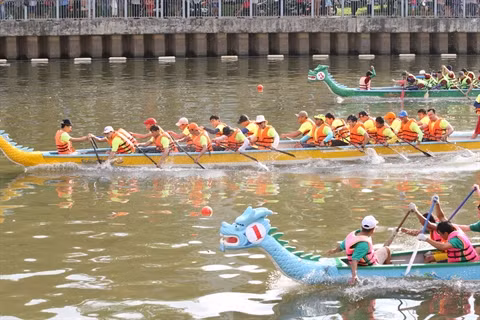 Une course de pirogues pour honorer le Nouvel An ảnh 1