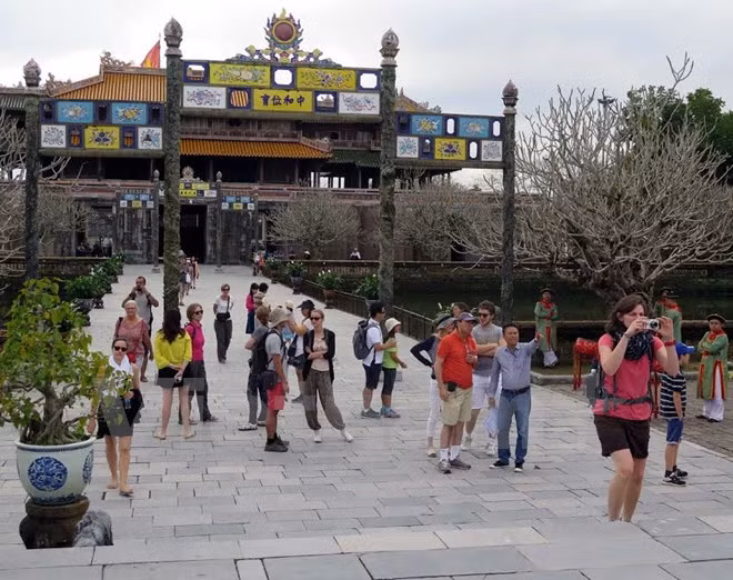 Plus d'un million de touristes étrangers à l'ancienne cité impériale de Hue en 2015 ảnh 1