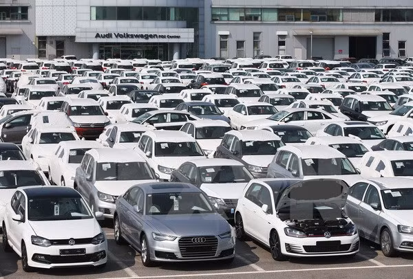 Mi-décembre: bond des importations de véhicules ảnh 1