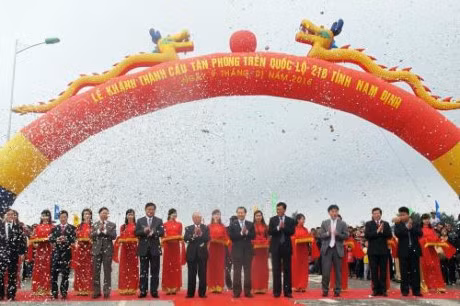 Nam Dinh: Inauguration d'un pont financé par le Japon ảnh 1