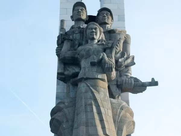 Restauration des statues commémoratives des volontaires vietnamiens au Cambodge ảnh 1