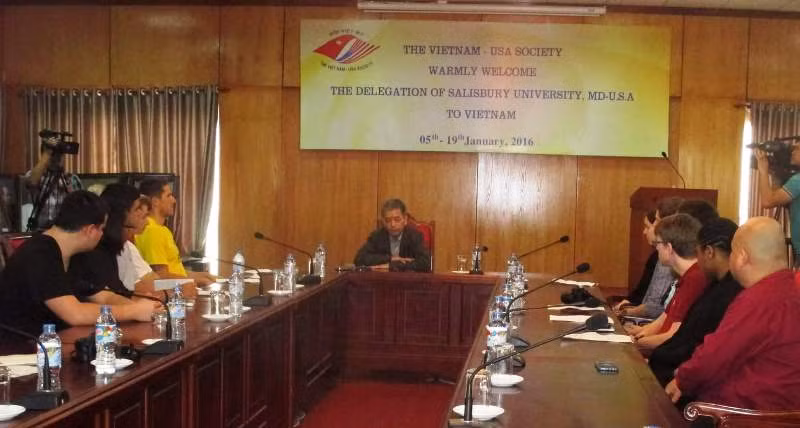 Une délégation d’étudiants américains en visite au Vietnam ảnh 3