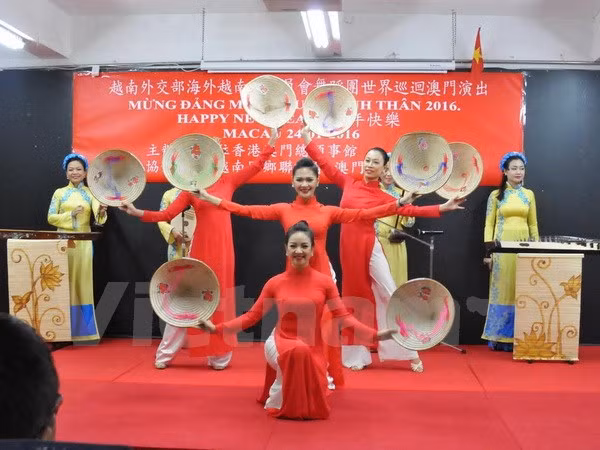 Les Viet Kieu au Cambodge et à Macao fêtent le Têt du Singe 2016 ảnh 3
