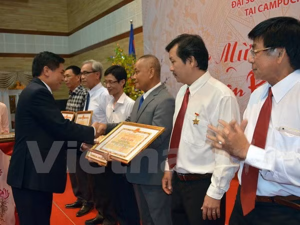 Les Viet Kieu au Cambodge et à Macao fêtent le Têt du Singe 2016 ảnh 2