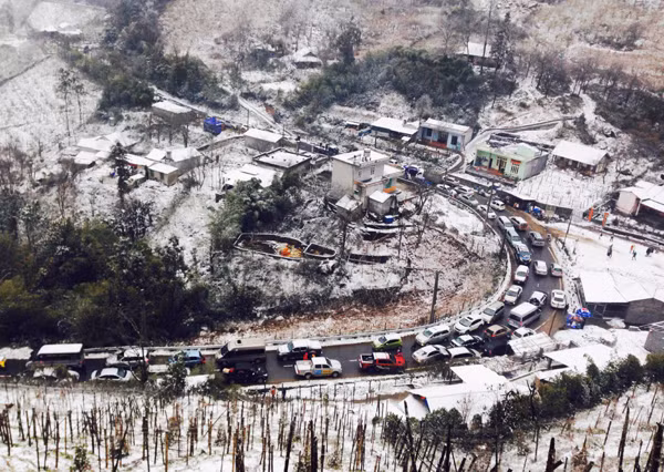 La neige et le verglas font leur apparition dans plusieurs provinces du Nord ảnh 1