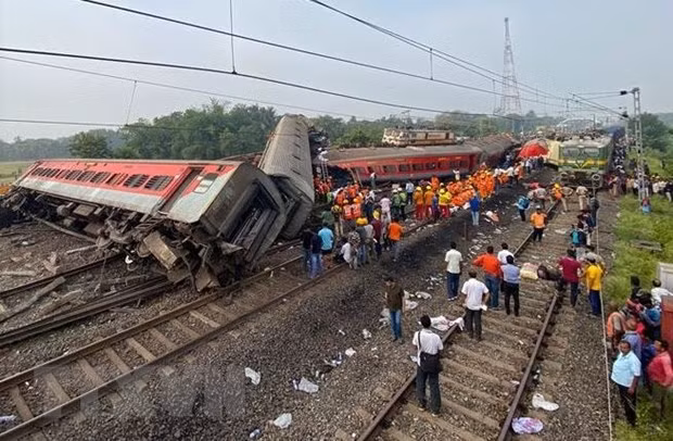 Des dirigeants vietnamiens adressent leurs condoléances à l'Inde pour un accident de train mortel ảnh 1