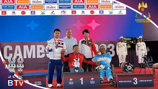 ASEAN Para Games 12 : le Vietnam remporte deux autres médailles d'or en développé-couché ảnh 1