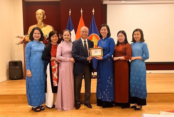 Une délégation du Comité central de l’Union des femmes du Vietnam en France ảnh 3