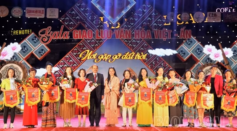 Lao Cai fête la 9e Journée internationale du yoga ảnh 1