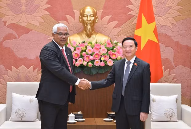 Le vice-président de l'AN Nguyen Khac Dinh reçoit le ministre cubain de la Justice ảnh 1