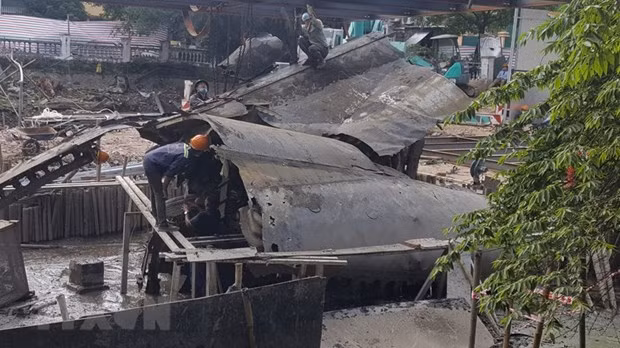 Hanoï : L’épave du bombardier B-52 dans le lac Huu Tiep sortie de l’eau ảnh 1