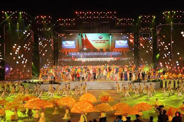 Concert pour saluer le succès du 13e Congrès national du Parti ảnh 2